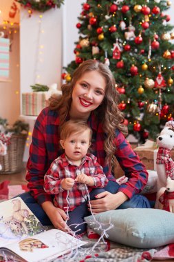 Yeni yıl fotoğraf oturumunda bir ailenin küçük bir çocukla