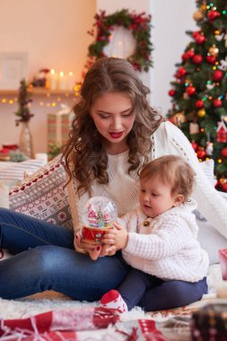 aile fotoğraf oturumu için yeni yıl anneler ve kızları beyaz kazak