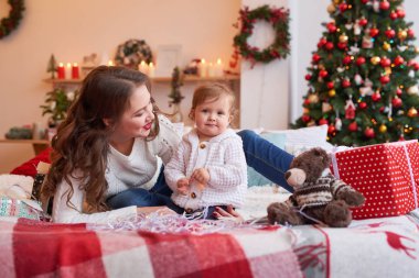 aile fotoğraf oturumu için yeni yıl anneler ve kızları beyaz kazak