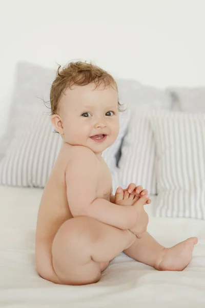 Bebé Una Cama Brillante — Foto de Stock