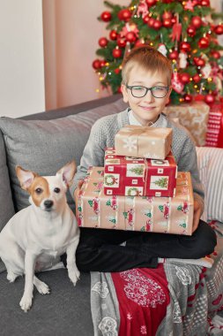 Yeni yılda bir köpek çocukla iç