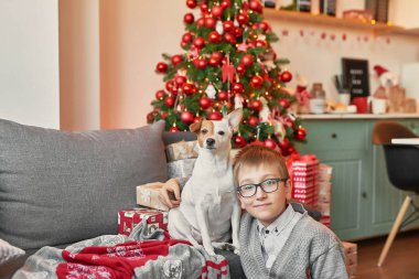 Yeni yılda bir köpek çocukla iç