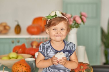 Mutfak yeme küçük kız