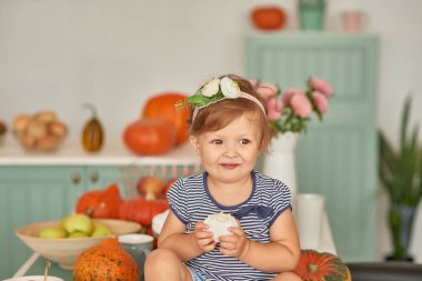 Mutfak yeme küçük kız
