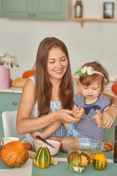 Mamá Hija Cocinan Cena Cocina —  Fotos de Stock