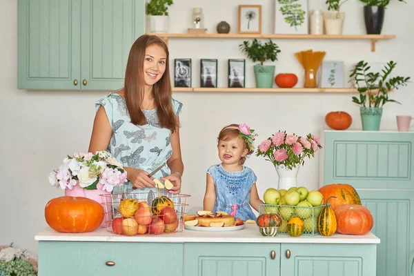 Maman Fille Cuisinent Dîner Dans Cuisine — Photo