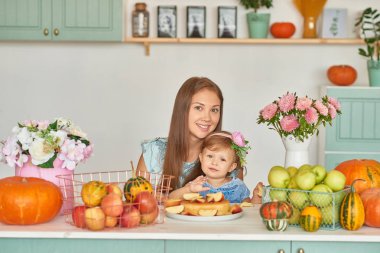Anne ve kızı mutfakta yemek