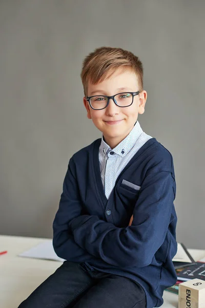 Ein Junge Mit Brille Macht Eine Unterrichtsstunde Der Klasse Und — Stockfoto