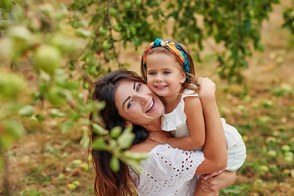 Mutlu Aile Çiftlikten Taze Organik Meyve Topluyor Gülümseyen Genç Aile — Stok fotoğraf