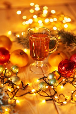 Süslü masada Noel içecekler