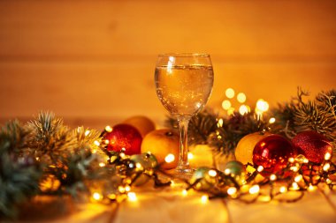 Süslü masada Noel içecekler