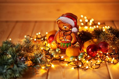 Noel süslemeleri ile ışık ahşap yüzeye