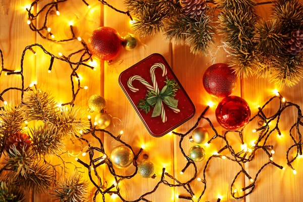 Рождественские Украшения Огнями Деревянной Поверхности — стоковое фото