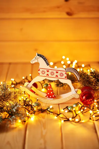 Decoraciones Navideñas Con Luces Sobre Una Superficie Madera — Foto de Stock