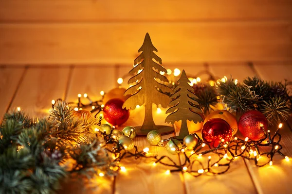 Decoraciones Navideñas Con Luces Sobre Una Superficie Madera — Foto de Stock