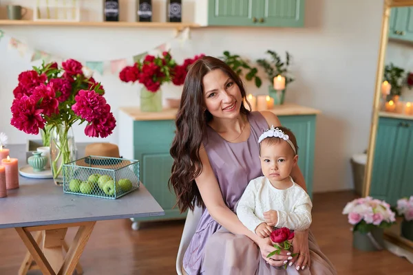 Mãe Filha Vestidos Elegantes Cozinha Decorados Com Peônias — Fotografia de Stock