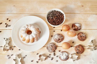 kek bisküvi ve yumurta bir ahşap yüzeye