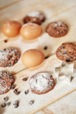 kek bisküvi ve yumurta bir ahşap yüzeye