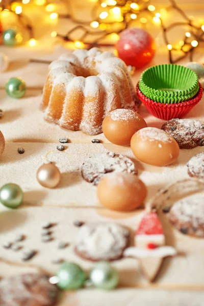 Weihnachtsdekoration Auf Dem Tisch Mit Cupcake Und Plätzchen — Stockfoto