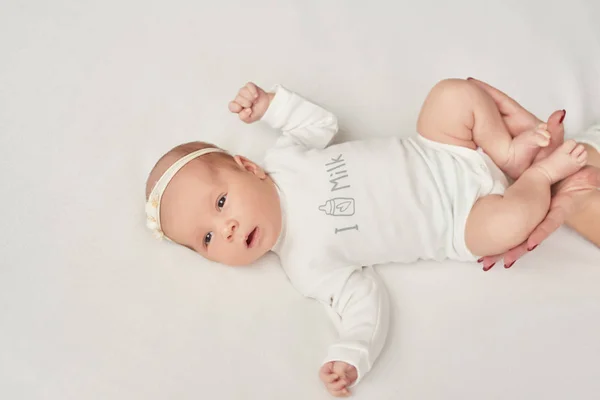 Schattig Pasgeboren Meisje Ligt Een Witte Deken Babygoederen Verpakkingssjabloon Close — Stockfoto