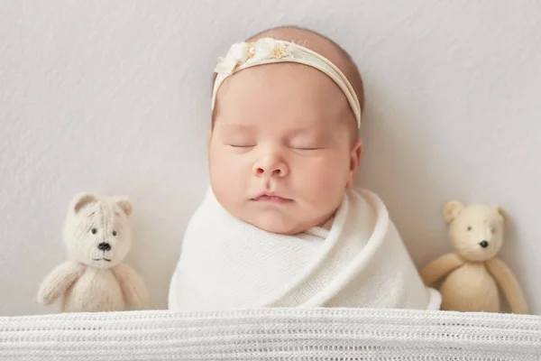 Schattig Pasgeboren Meisje Ligt Een Witte Deken Babygoederen Verpakkingssjabloon Close — Stockfoto