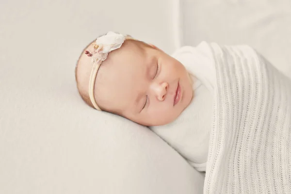 Roztomilá Novorozená Holčička Leží Zabalená Bílé Přikrývce Šablona Balení Dětského — Stock fotografie