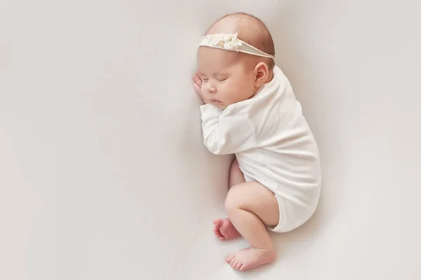 Schattig Pasgeboren Meisje Ligt Een Witte Deken Babygoederen Verpakkingssjabloon Close — Stockfoto