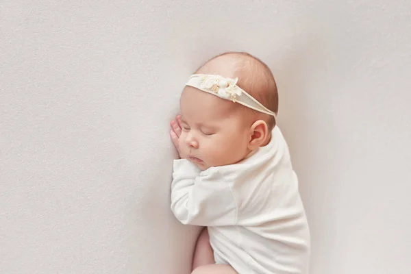 Schattig Pasgeboren Meisje Ligt Een Witte Deken Babygoederen Verpakkingssjabloon Close — Stockfoto