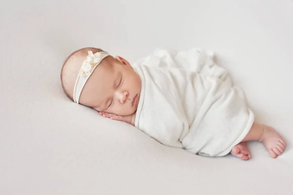 Милая Новорожденная Девочка Лежит Пеленах Белом Одеяле Шаблон Упаковки Детских — стоковое фото