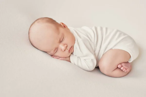Новорожденная Девушка Светлом Фоне — стоковое фото