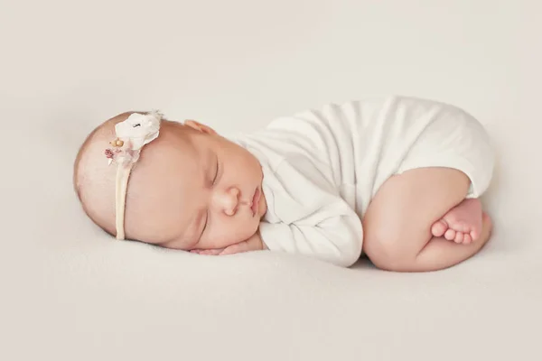 Mignon Nouveau Petite Fille Couche Emmailloté Dans Une Couverture Blanche — Photo
