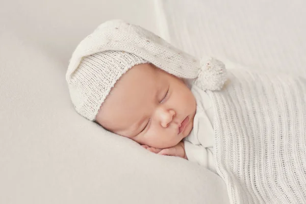 Leuke Pasgeboren Baby Ligt Een Witte Deken Babygoederen Verpakkingssjabloon Close — Stockfoto