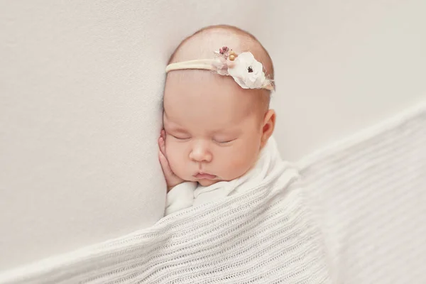 Schattig Pasgeboren Meisje Ligt Een Witte Deken Babygoederen Verpakkingssjabloon Close — Stockfoto