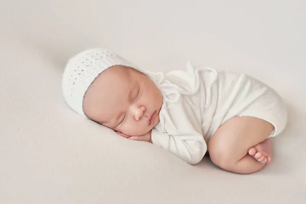 Симпатичный Новорожденный Лежит Белом Одеяле Шаблон Упаковки Детских Товаров Портрет — стоковое фото