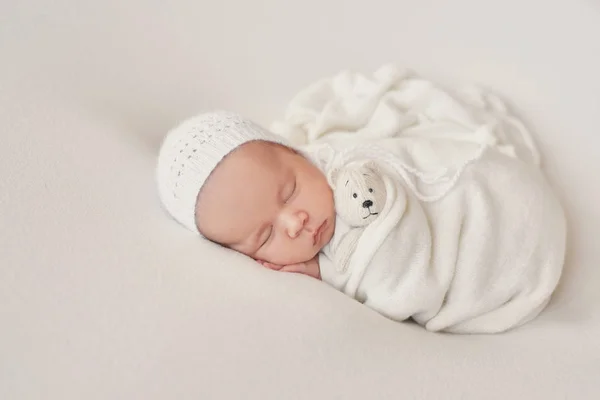 Χαριτωμένο Νεογέννητο Μωρό Ξαπλωμένο Λευκή Κουβέρτα Πρότυπο Συσκευασίας Ειδών Μωρών — Φωτογραφία Αρχείου