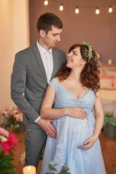 Genç çift akşam giymek bir bebek bekliyor