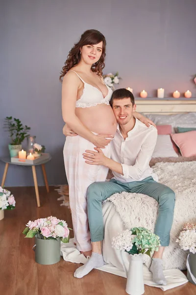 Giovane Famiglia Attesa Bambino Casa Sul Letto — Foto Stock