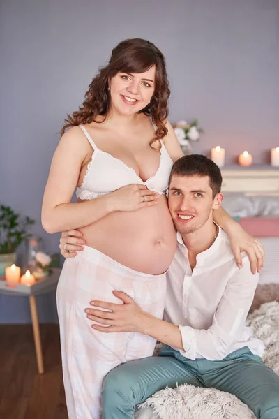 Giovane Famiglia Attesa Bambino Casa Sul Letto — Foto Stock