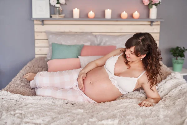 Chica Embarazada Lencería Blanca Cama Dormitorio — Foto de Stock
