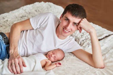 Yeni doğan bebek evde ile genç baba