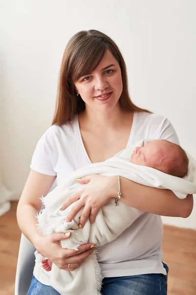 Giovane Madre Con Neonato Casa — Foto Stock