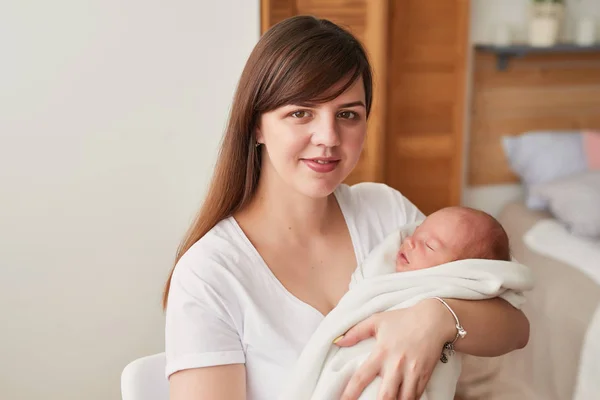 Giovane Madre Con Neonato Casa — Foto Stock