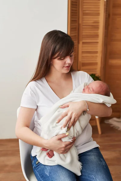 Giovane Madre Con Neonato Casa — Foto Stock