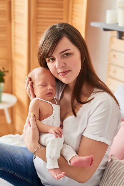 Giovane Madre Con Neonato Casa — Foto Stock