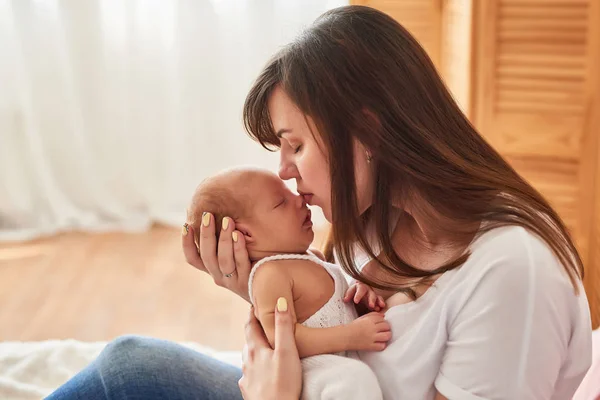 Giovane Madre Con Neonato Casa — Foto Stock