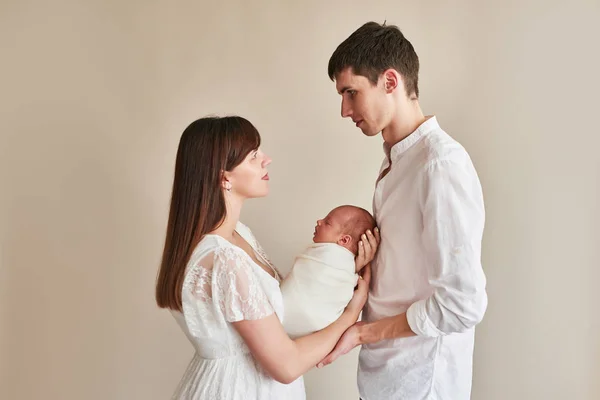 Padres Jóvenes Con Hogar Recién Nacido —  Fotos de Stock