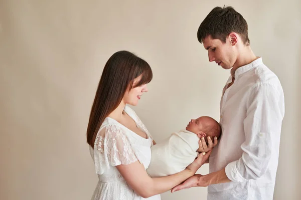 Padres Jóvenes Con Hogar Recién Nacido —  Fotos de Stock