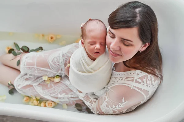 Kleines Neugeborenes Baby Umarmt Mutter Mit Liebe Stockfotografie Lizenzfreie Fotos C Sutichak 328110490 Depositphotos