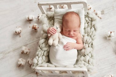 parlak giysiler içinde yeni doğan bebek