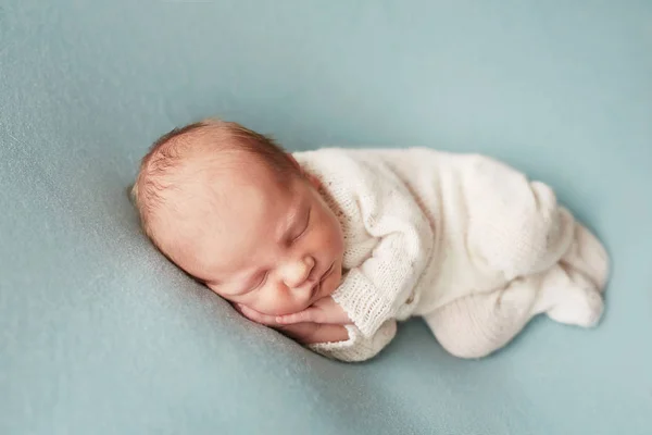 Νεογέννητο Μωρό Φωτεινά Ρούχα — Φωτογραφία Αρχείου